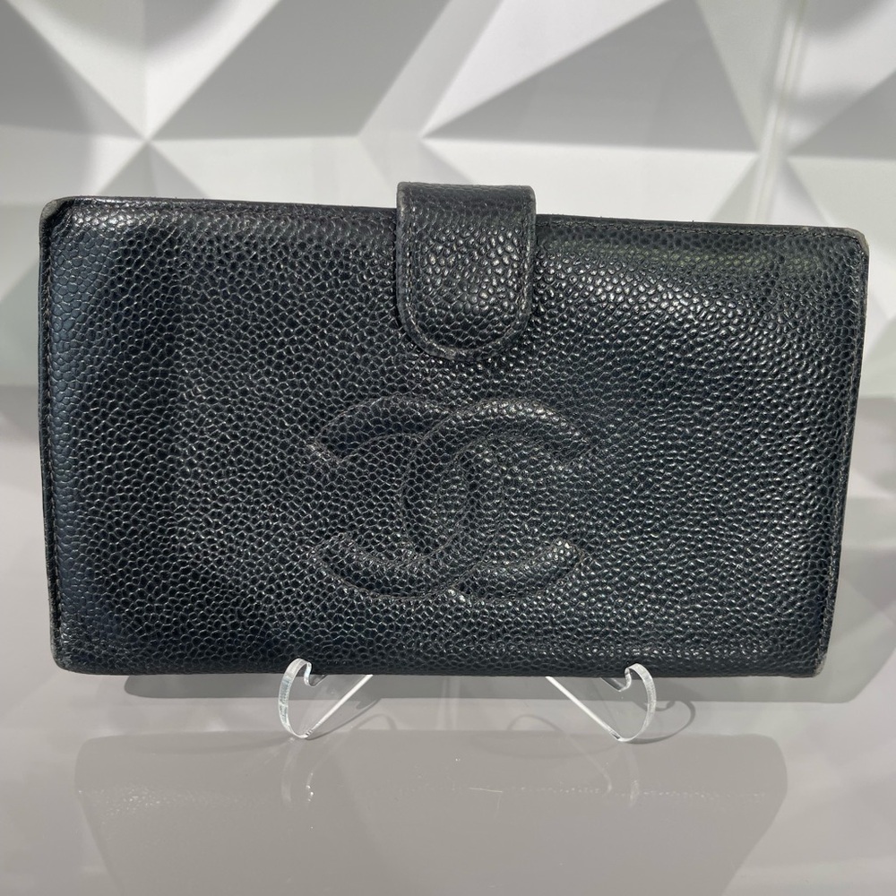 Long caviar Chanel wallet with interior kiss lock